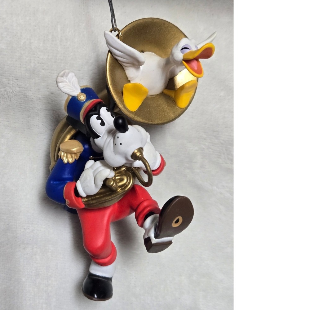 Hallmark 2002 Goofy Toots the Tuba Mickey's Holiday Parade Disney Ornament